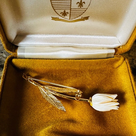 Elegant Gold and White Tulip Flower Carved Vintage Brooch - Picture 3 of 5